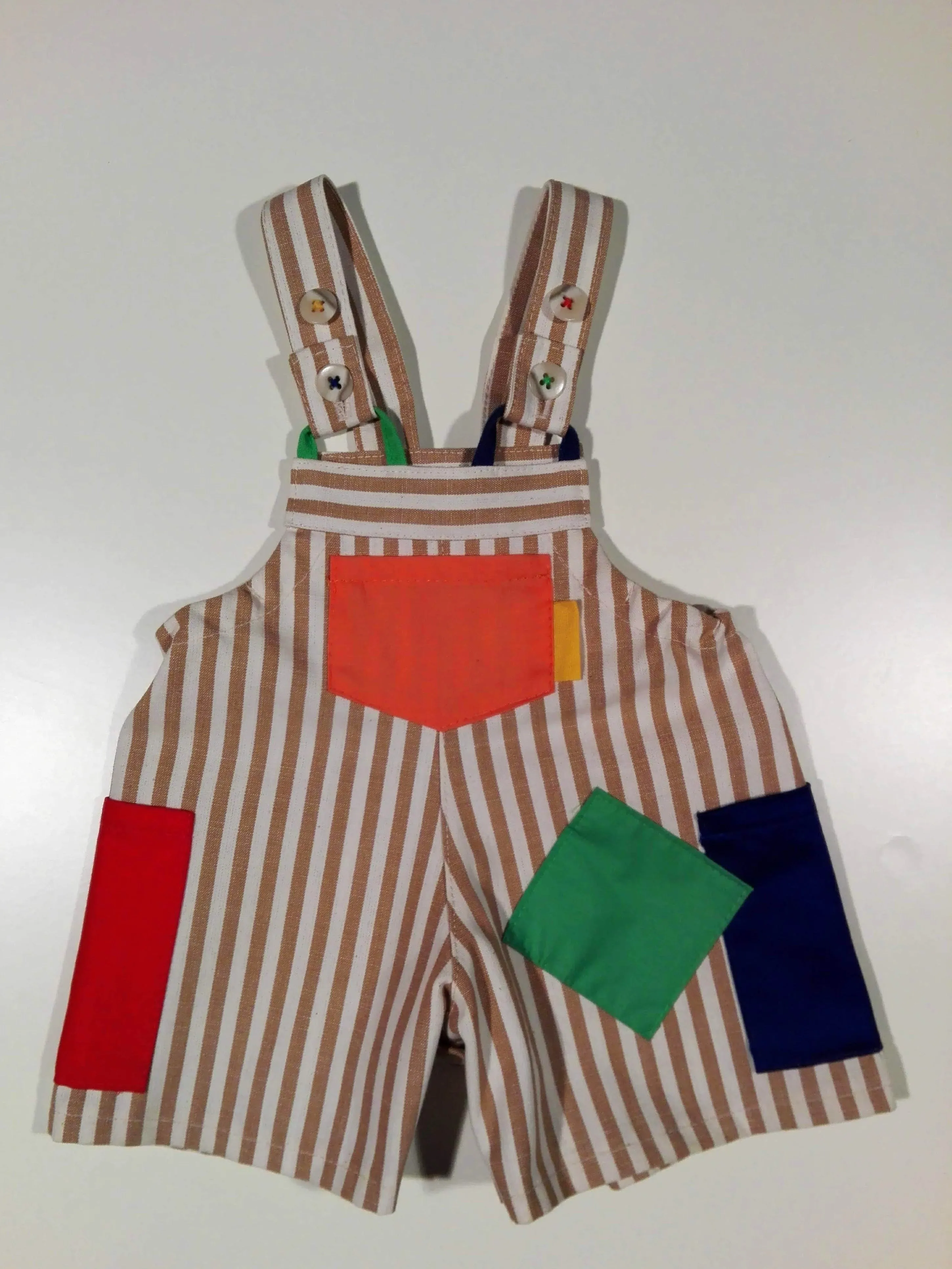 Short dungaree in cotton/linen with colored patches